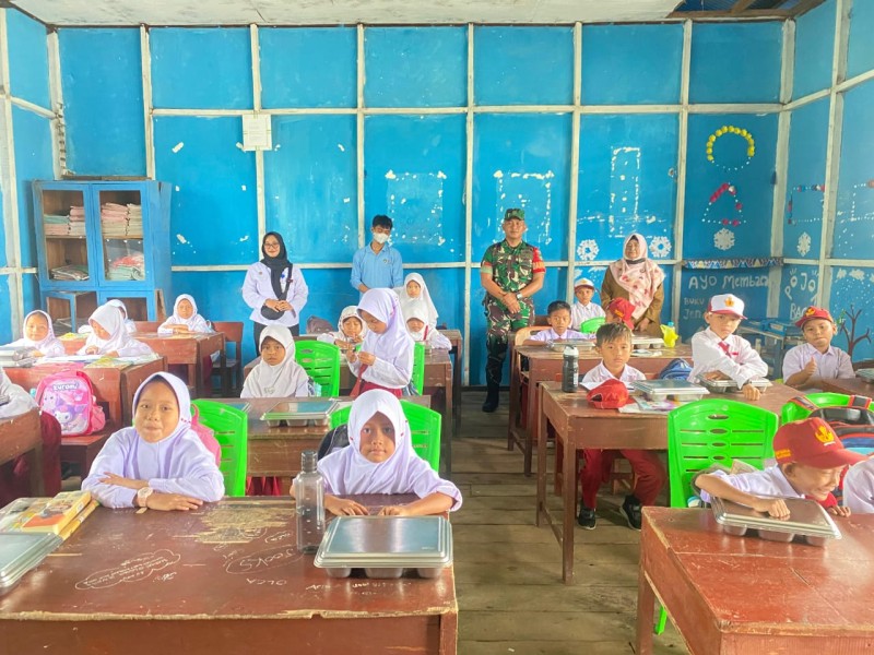Dukung Generasi Sehat, Babinsa Koramil 06/Kateman Kawal Kegiatan Makan Bergizi Gratis di Sekolah