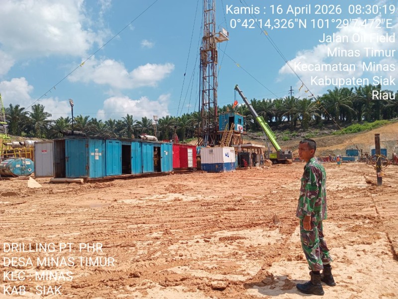 Babinsa Serma Sri Wahyudi dan Serda Haris Patroli Lokasi Pengeboran di Minas, Situasi Aman Terkendali