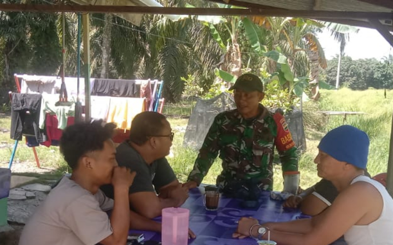 Babinsa Koramil 03 Giat Komunikasi Sosial, Jaga Kondusifitas Lingkungan