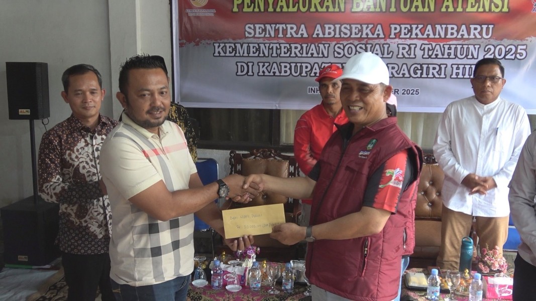 Bupati dan Ketua PMI Inhil Salurkan 124 Paket Bantuan ATENSI untuk Korban Kebakaran Pasar Yos Sudarso