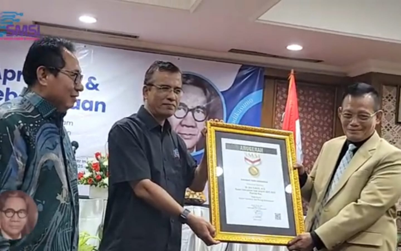 SMSI Pusat Serahkan Anugerah Sahabat Pers ke Dr Bagus Santoso dan Dr Afni Z