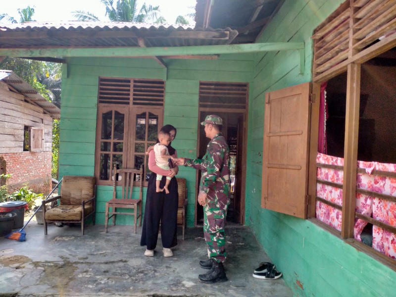 Babinsa Koramil 04/Perawang Cek Anak Stunting di Koto Gasib, Dukung Program Pencegahan Dini