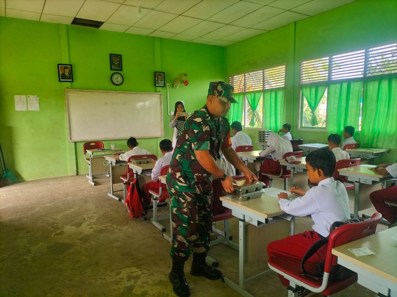 Babinsa Koramil 06/Kateman Kembali Dampingi Kegiatan Makan Bergizi Gratis di Tiga Sekolah di Kateman
