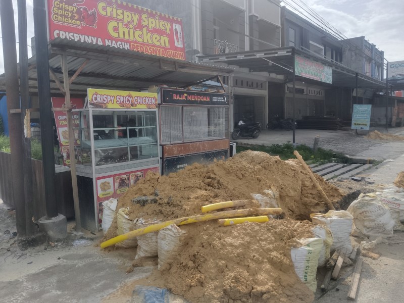 Gangguan Proyek Penggalian Pipa Gas, UMKM Jalan Akasia Terdampak