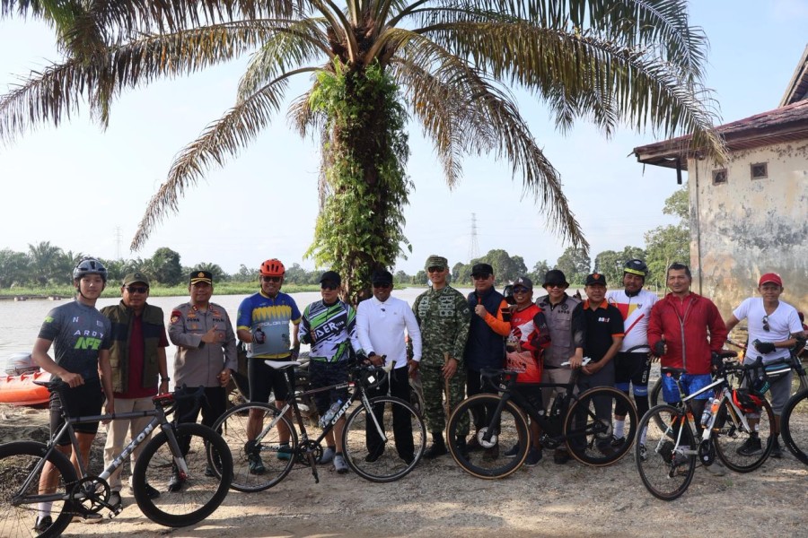 Kapolres Pelalawan dampingi Forkopimda Kab. Pelalawan Pantau Ketinggian Debit Air Sungai Kampar