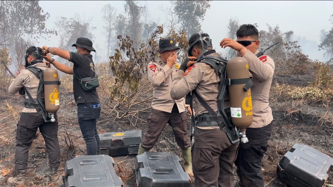 Brimob Polda Riau Gunakan Breathing Apparatus Tembus Asap Karhutla di Kampar