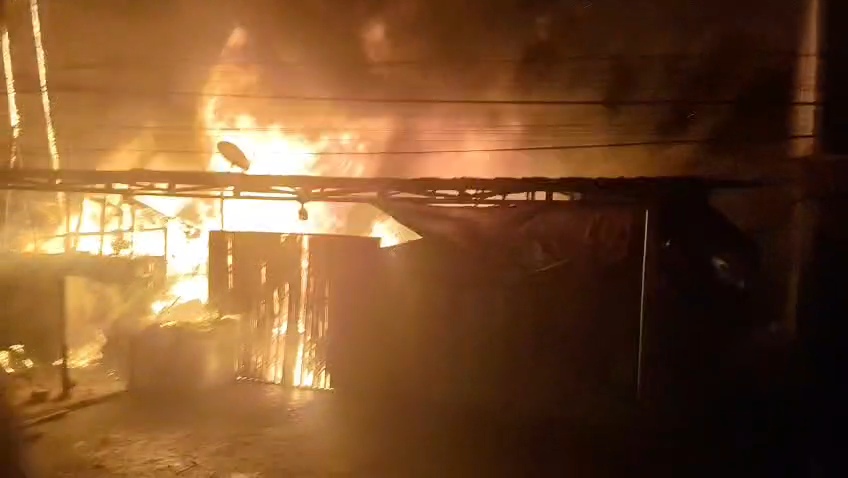 Kebakaran Bengkel Motor di Dumai, Dua Petak Rumah Ludes Dilalap Api