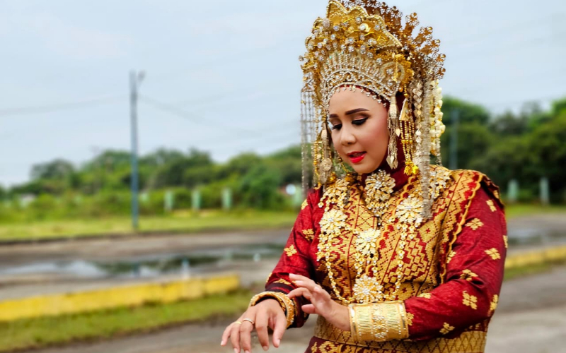 Harumkan Nama Riau, Fenty Januastuti dari Dumai Raih Juara I Fashion Show Busana Adat IKWI Nasional