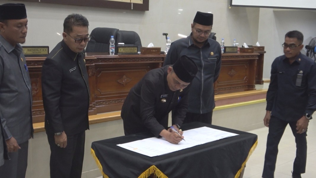 Rapat Paripurna ke-22, Bupati Inhil Tandatangani Ranperda RPJMD Tahun 2025-2029