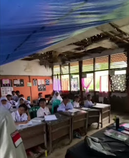 Belajar di Kelas Bocor, Siswa SD Negeri 004 Sungai Laut Tetap Bertahan
