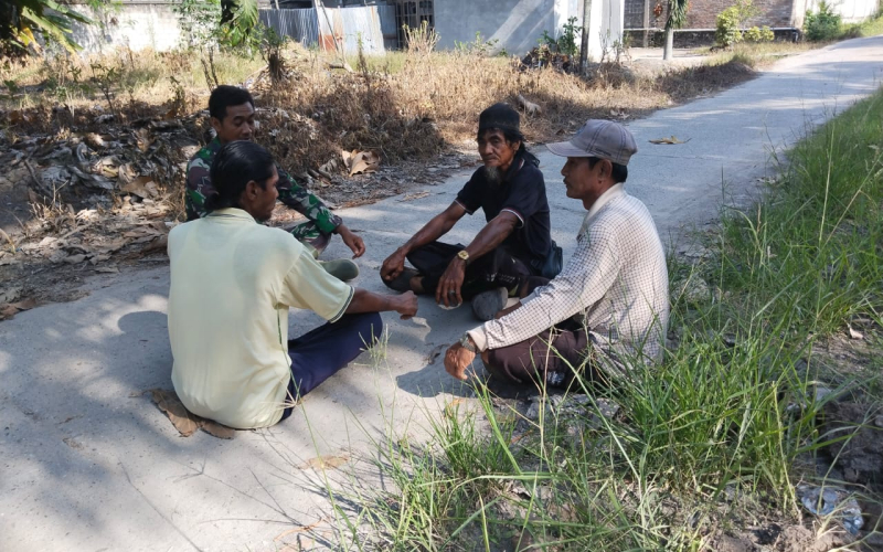 Perkuat Kemanunggalan TNI dan Rakyat, Babinsa Koramil 03 Rutin Gelar Komunikasi Sosial dengan Warga