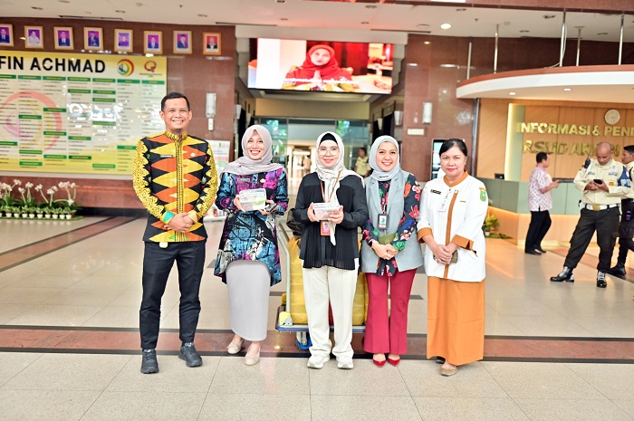 BRK Syariah Berbagi Takjil di Hari Pertama Ramadan untuk Pasien dan Penunggu Kelas III RSUD Arifin Achmad