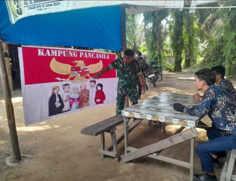 Babinsa Sertu Venus Luberto Sosialisasikan Nilai-Nilai Pancasila di Kampung Perawang Barat, Warga Antusias Mendengarkan