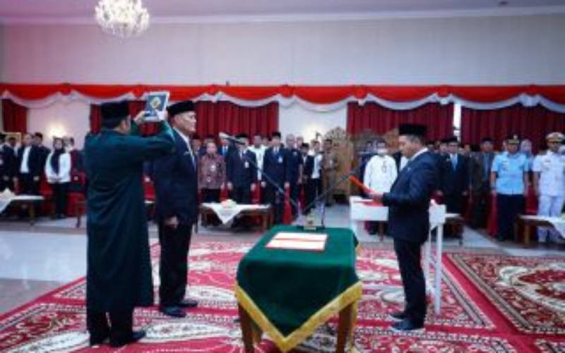 Gubri Abdul Wahid Lantik Taufik OH Pj Sekda Riau