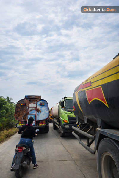 Warga Kelurahan Penyembal Resah, Jalan Macet Diduga Akibat Truk CPO PT Agro Murni