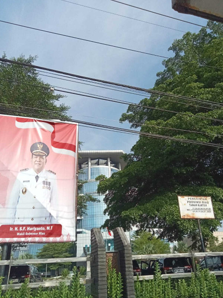 Hingga Sore! KPK Geledah Kantor Dinas PUPR-PKPP Riau, Tamu dan Pegawai Dilarang Mendekat