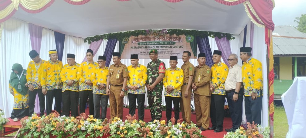 Babinsa Koranil 06/Kateman Hadiri Acara Perpisahan dan Pelepasan Siswa Madrasah Tarbiyah Islamiyah Sungai Guntung