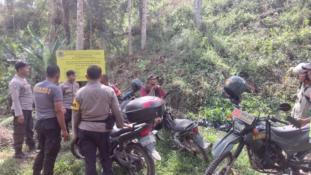 Polres Kampar 'Jaga' Cagar Alam Bukit Bungkuk, Patroli Gabungan Sikat Pembukaan Lahan Ilegal, Kapolsek: 'Lindungi Hutan, Jaga Masa Depan!'