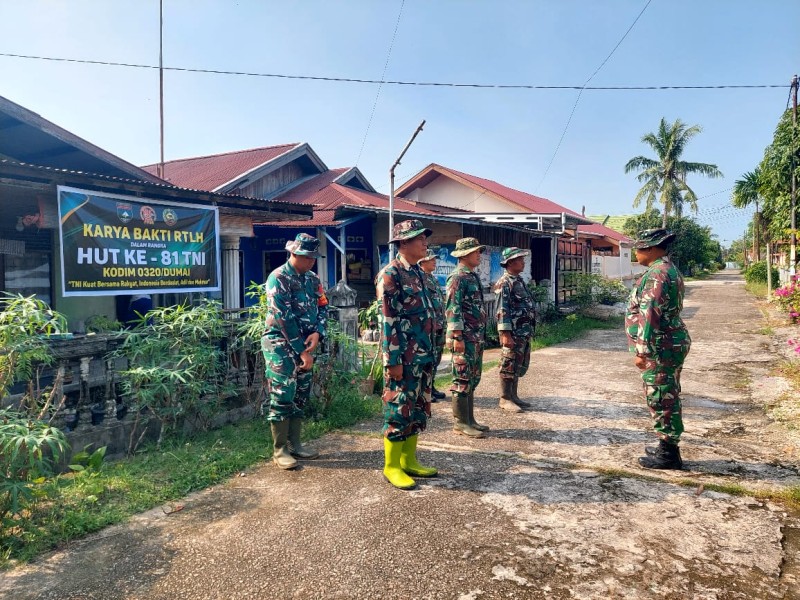 Karya Bhakti HUT ke-81 TNI, Koramil 01/Dumai Perbaiki Rumah Veteran di Pangkalan Sesai