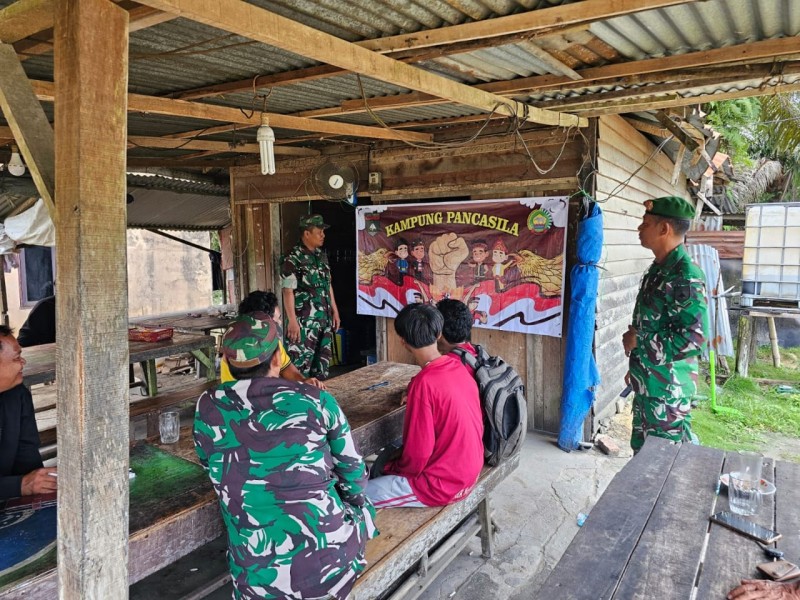 Babinsa Serma Risman Girsang Sosialisasikan Nilai-Nilai Pancasila kepada Warga Kampung Pancasila di Minas Jaya