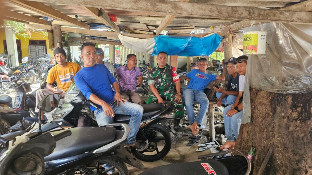 Komsos Bersama Pengojek, Babinsa Koramil 06/Kateman Ajak Tetap Semangat