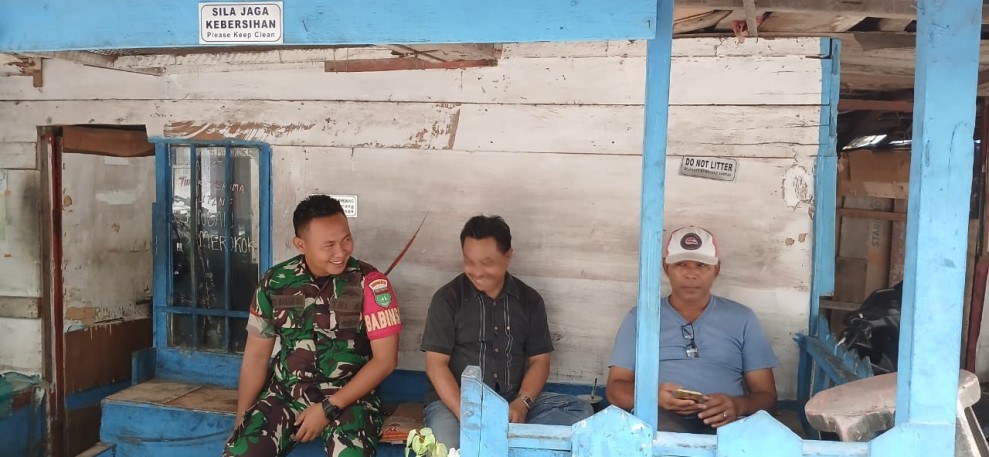 Pererat Silaturahmi, Babinsa Kateman Laksanakan Pengawasan SDM ke Rumah Warga Binaan