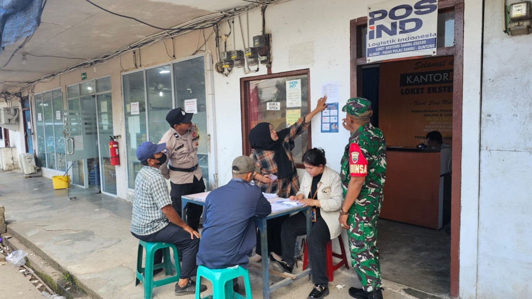 Babinsa Koramil 06/Kateman Turut Amankan Penyaluran BSU di Kantor Pos Sungai Gintung
