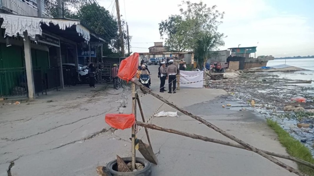 Jalur Kendaraan Dialihkan, Jalan Griya Inhil Retak dan Berpotensi Amblas
