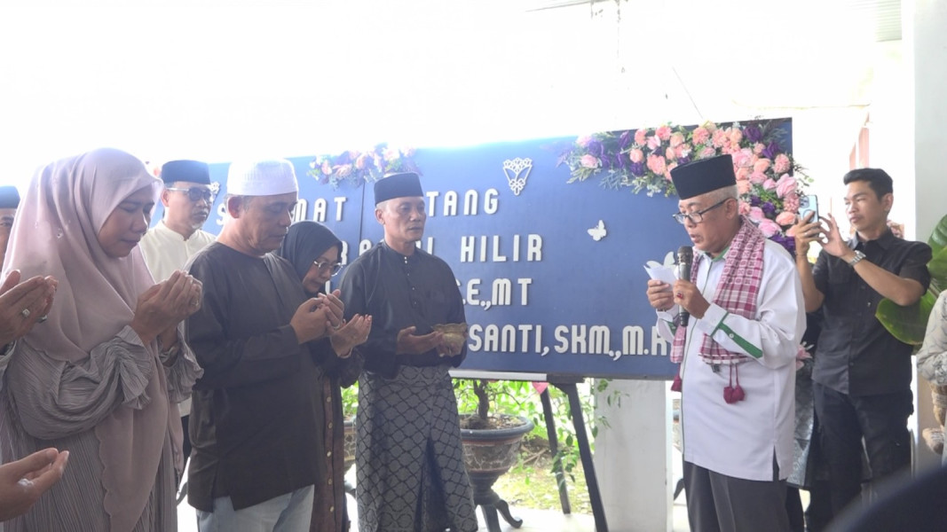 Bupati dan Wabup Inhil Haji Herman-Yuliantini Disambut Taburan Beras Kunyit