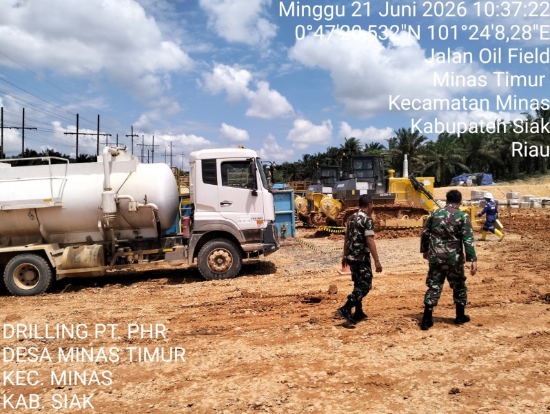 Babinsa Koramil 03/Minas Patroli Sejumlah Lokasi Drilling, Pastikan Situasi Tetap Aman dan Kondusif