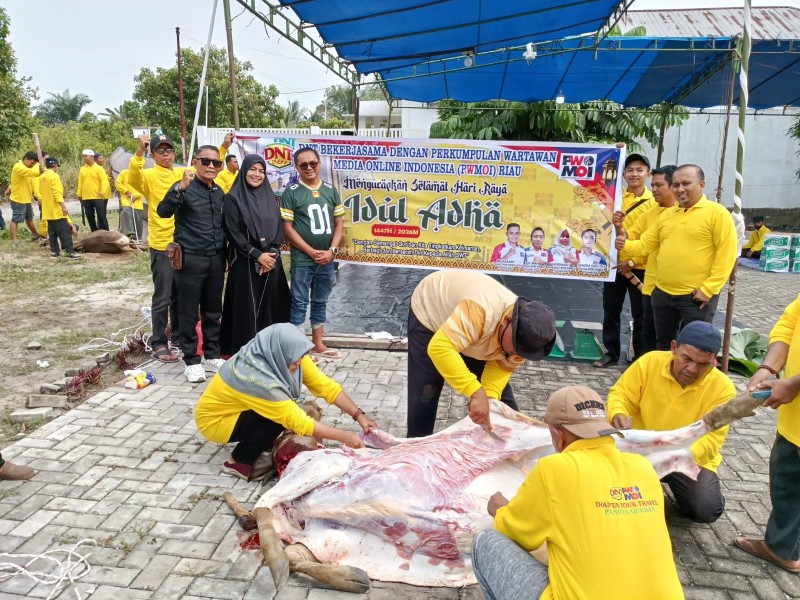 Empat Sapi Kurban Disembelih, PWMOI Riau dan DNT Tour and Travel Tebar Kebersamaan