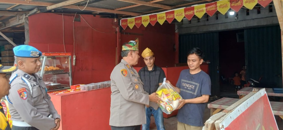 Polsek Kampar Bantu Korban Angin Puting Beliung Lewat Bansos Jumat Barokah Bersama PT. Green Palma