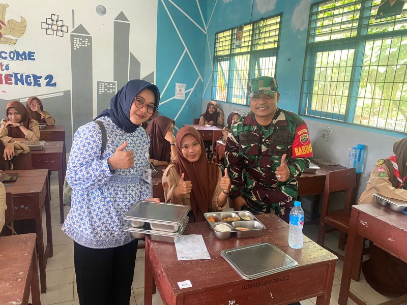 Wujudkan Generasi Sehat, Babinsa Koramil 06/Kateman Kembali Dampingi Kegiatan Makan Bergizi di Sekolah Sekolah