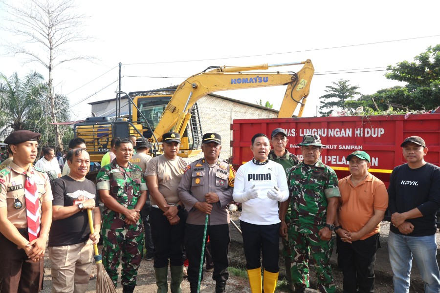 Polres Pelalawan Gelar Gotong Royong di Pasar Baru