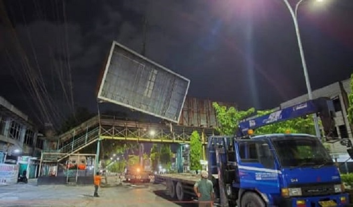 Target 200 Titik, Penertiban Tiang Reklame Berlanjut  ke Jalan Tuanku Tambusai