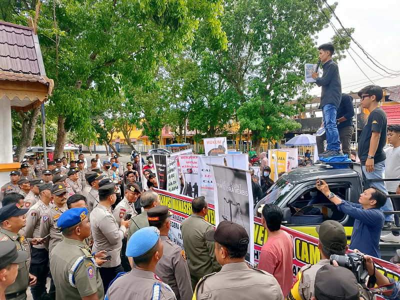 Demo ke Satpol PP Pekanbaru, AMPUN Riau Minta Bongkar Cafe Savendors