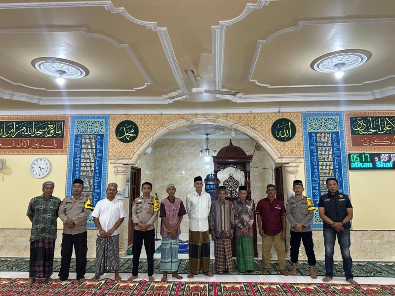 Berikan Rasa Aman Kepada Jemaah, Bhabinkamtibmas Concong Salat Subuh Berjamaah Bersama Warga