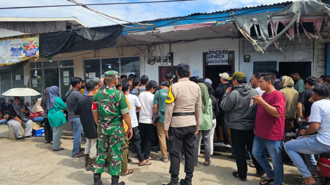 Babinsa Koramil 06/Kateman Berikan Pengamanan Penyaluran BSU di Kantor Pos Sungai Guntung