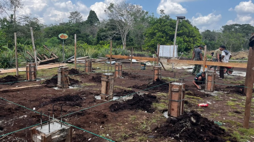 Kemanunggalan TNI dan Rakyat, Pembangunan RTLH Bapak Zaini di TMMD ke-129 Kodim 0313/Kpr Terus Digesa