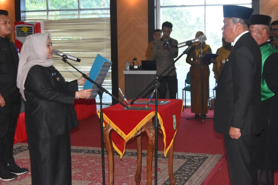 Bupati Bengkalis Lantik Ismail sebagai Kepala Dinas Pemberdayaan Masyarakat dan Desa