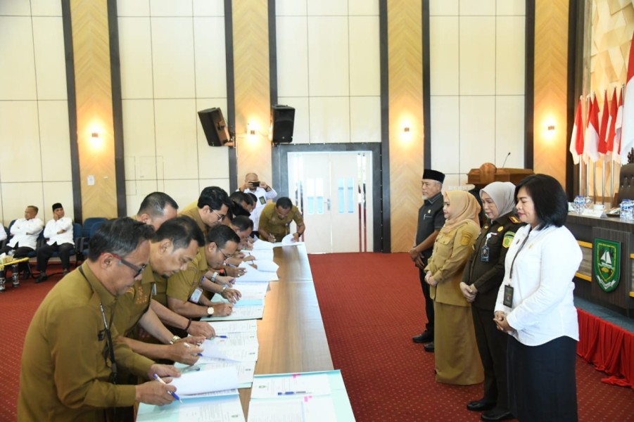 Serahkan DPA-SKPD 2026, Bupati Kasmarni Tekankan Komitmen Kinerja dan Integritas Perangkat Daerah