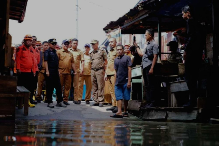 Ekonomi Lumpuh! Bupati Meranti Targetkan 2 Hari Banjir Rob Teratasi, Terutama Pasar dan Pelabuhan