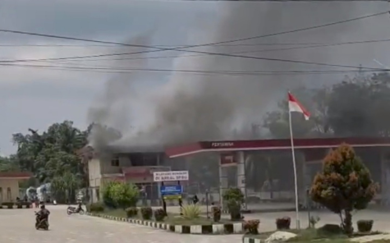 Kebakaran Hanguskan Kantor SPBU di Jalan Tuanku Tambusai, Dua Korban Dirawat