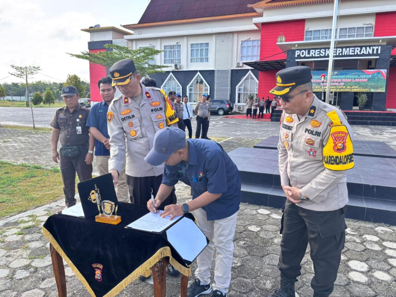 Sinergi Cegah Karhutla, PT Imbang Tata Alam Serahkan Peralatan ke Polres Meranti