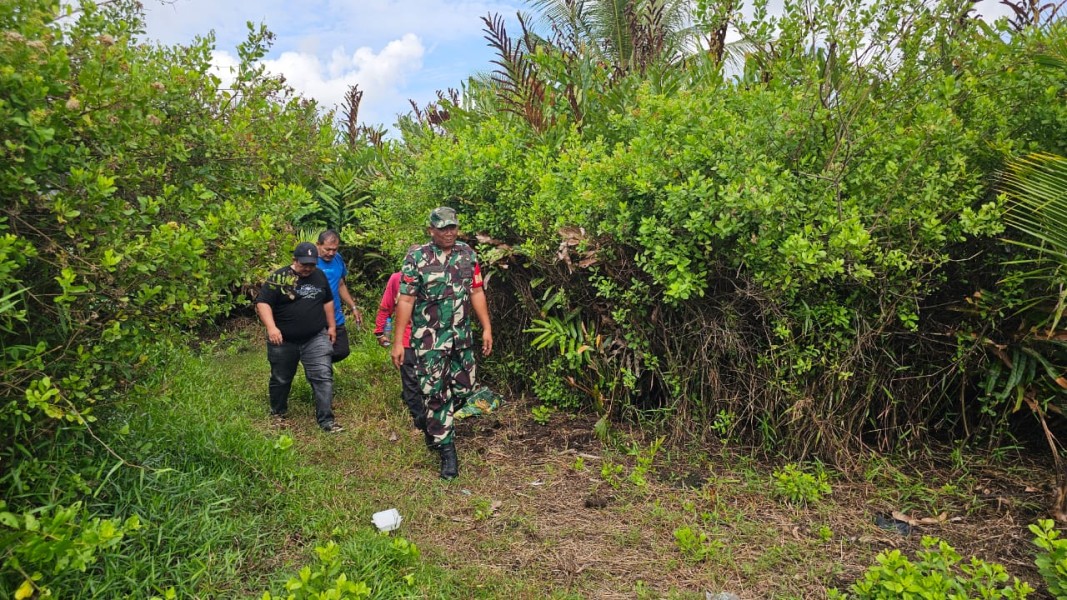 Pastikan Wilayah Aman dari Gangguan dan Karhutla, Babinsa Koramil 06/Kateman Rutin Patroli Tapal Batas