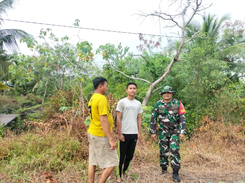 Babinsa Koramil 06/Kateman Laksanakan Patroli dan Sosialisasi Karhutla di Kelurahan Tagaraja