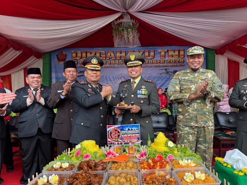 Peringati HUT TNI ke-81, Polres Inhu Hadiahkan Tumpeng Sebagai Bentuk Sinergitas