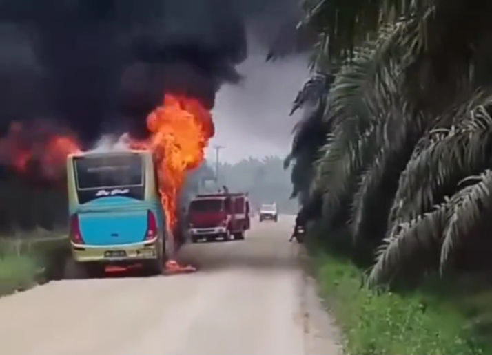 Usai Isi BBM, Bus Sekolah Mitra PT Inecda Terbakar di Jalan Poros Perusahaan