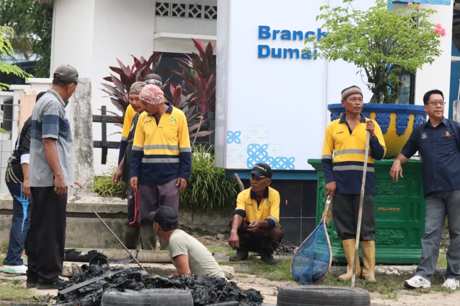 Peduli Kebersihan Lingkungan, Pelindo Regional 1 Dumai Turun Gotong Royong