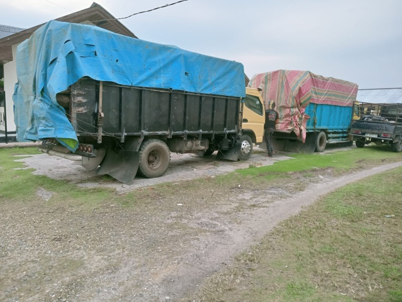 Polsek Bunut Amankan Dua Truk Bermuatan Kayu Alam Diduga Hasil Illegal Logging, Pelaku Masih Diburu